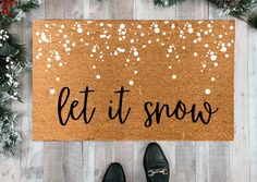 Let It Snow Christmas Doormat with black text and falling snow design. Christmas Door Mat Painting, Christmas Door Mat Diy, Stenciled Doors, Christmas Door Mat, Diy Christmas Door, Porch Mat, Door Mat Diy, Xmas Theme, Winter Porch