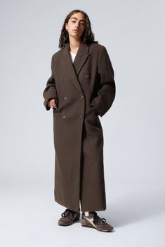 zweireihiger oversized-mantel aus wollmischung - Dunkelbraun | Weekday DE Long Brown Wool Coat, Winter Coats 2024, Long Wool Coat Outfit, Oversized Brown Coat, Oversized Coat Outfit, Dark Brown Coat, Vinter Mode Outfits