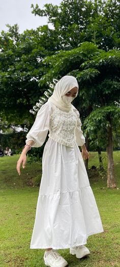 @ekanvnti15 Coquette Hijabi Aesthetic, Gaun Vintage Hijab, Kawaii Hijab Outfit, Vintage Outfits Hijab Year Book, Ootd Hijab Vintage Style, Coquette Hijab Outfit, Vintage Dress Hijab, Dress Vintage Hijab, Vintage Hijab Outfit