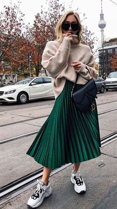 Skirts With Sneakers, Dress And Sneakers Outfit, Green Pleated Skirt, Pleated Skirt Outfit, Winter Skirt Outfit, Urban Street Style, Winter Skirt