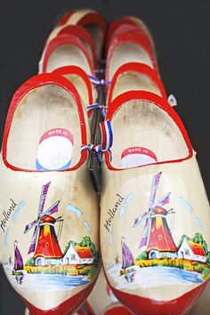 Dutch Wooden Shoes, Holland Amsterdam, Amsterdam Holland, Amsterdam Travel, Beautiful Flower Arrangements, Colorful Shoes, Love Blue