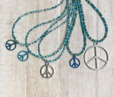 Peace Sign Hippie Necklace Seed Bead Boho Concert Music Fest - Etsy Groovy Chick, Decoupage Gifts, Lavender Necklace, Peace Sign Necklace, Hippie Costume, Music Fest, Retro Costume, Hippie Necklace, Beading Wire