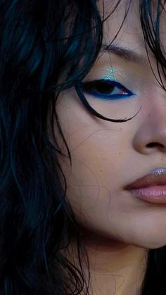 #fashion #cabello #hair #blue #dark #blackhair #makeupideas #aesthetic #gloss #darkfemenine #smokeyeyemakeup #catwoman #editorial #brownlipoil Blue Makeup Lips, Deep Makeup Looks, Bold Blue Makeup, Black Blue Makeup, Blue Lip Makeup, Blue Hair Makeup Looks, Deep Contrast Makeup, Witchy Eyeshadow, Blue Lipstick Aesthetic