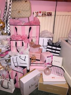 Rich Christmas Gifts, Christmas Gifts Astethic, Pink Presents Aesthetic, Victoria Secret Christmas Aesthetic, Pink Christmas Bedroom Aesthetic, Pink Christmas Astethic, Pink Rich Aesthetic, Pink Christmas Decorations Bedroom, Pink Aesthetic Shopping