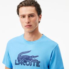 Lacoste, sportswear experts since 1933, offer innovative designs that blend elegance with technical expertise. This logo tee is made from Ultra Dry jersey, which wicks away moisture to keep you comfy as you train. Lightweight and fluid, perfect for regular training sessions. Blue Crew Neck T-shirt With Logo Detail, Blue Short Sleeve T-shirt With Logo, Casual Blue T-shirt With Logo Detail, Sporty Blue Tops With Logo, Short Sleeve Logo T-shirt In Athleisure Style, Sportswear Crew Neck Tops With Logo, Casual Sports Tops With Logo Detail, Lacoste Sportswear, Camisa Lacoste