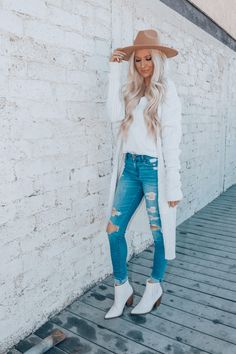 White Bootie Outfits Fall, White Boot Outfits Winter, White Ankle Boots Outfit Spring, Fall Outfits White Boots, White Booties Outfit Fall, Ankle Boots Outfit Spring, Booties Outfit Winter, White Western Boots Outfit, White Booties Outfit