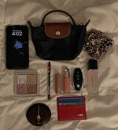 Longchamp Bag Aesthetic, Pretty Tote Bags, Uni Bag, What's In My Purse, What's In My Bag, Makeup Bag Essentials, Inside My Bag, Longchamp Bag, Whats In Your Purse