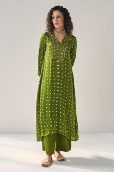 Buy Green Modal Silk Tie-dye Bandhani V-neck Willow Pattern Kurta With Pant For Women by Label Mansi Nagdev Online at Aza Fashions. Summer Fashion Dresses Casual, Stylish Kurtis Design, Saree Blouse Neck Designs, Kaftan Designs, Ikat Dress, Pant For Women, Embroidered Pants, Willow Pattern, Green Tie