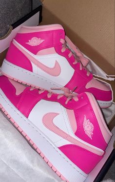 Wallpaper Nike, Custom Air Jordan 1, Nike Shoes Women Fashion, Pink Nike Shoes