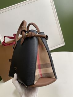 Structured Tote Bag, Lv Purse, Lv Shoes, Medium Handbags, Lv Handbags, Blue Backpack, Lv Belt, Lv Wallet, Burberry Women