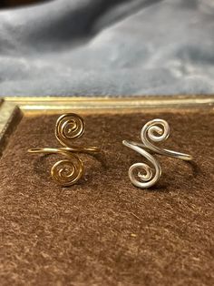 Simple adjustable hand wrapped swirly rings ✨ can be made in gold or silver! Simple Wire Rings, Handmade Wire Rings, Wire Wrap Ring, Wrapped Rings, Wrap Ring, Wire Rings, Wire Wrapped Rings, Handmade Wire, Hand Wrap