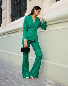 Pantalón invitada fiesta graduación verde kate pantalón acampanado tiro alto Kate Green, Green Trousers, Bride Accessories, Suits And Jackets, High Waisted Flares, Flare Trousers, Double Breasted Jacket, Green Pants, Flared Pants