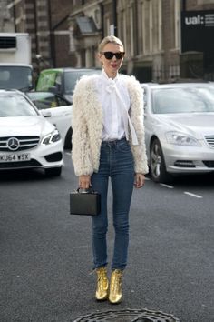 Gold Ankle Boots, Saint Laurent Shirt, Gold Boots, Trendy Swimwear, Outfit Jeans, Looks Street Style, Street Style Trends, Dion Lee, Gold Shoes