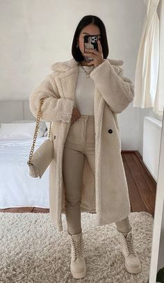 Mode Editorials, Stylish Winter Outfits, Neue Outfits, White Coat, Looks Chic, Casual Winter Outfits