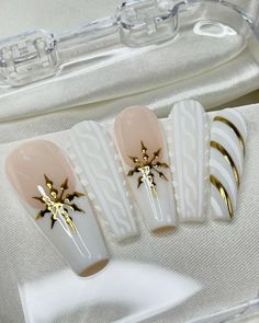 Gold Snowflake Nail Art, Winter Nails Gold And White, Christmas Nails Acrylic Gold, White And Gold Christmas Nails Acrylic, Gold White Christmas Nails, White Gold Winter Nails, White Christmas Nails Stiletto, Cream And Gold Christmas Nails, Off White Christmas Nails