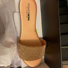 Rose Gold Gold Flats For Summer Parties, Gold Open Toe Flats For Party, Trendy Summer Party Flats, Open Toe Synthetic Party Flats, Party Open Toe Synthetic Flats, Open Toe Synthetic Flats For Party, Casual Gold Flats For Party, Gold Synthetic Flats For Spring, Trendy Gold Synthetic Sandals