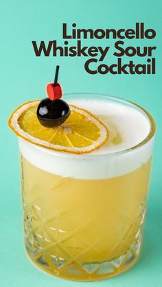 Limoncello Whiskey Sour Cocktail Basic Cocktail Recipes, Limoncello Cocktail, Amaretto Sour Cocktail, Whiskey Sour Cocktail, Frozen Drinks Alcohol, Basic Cocktails, Bourbon Sour, Limoncello Cocktails, Amaretto Sour