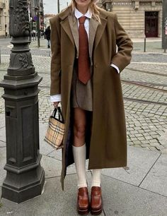 Brown Coat Outfit, Chica Chola, Dinner Outfit Casual, Trench Coat Fall, Dark Academia Outfit, Latina Outfits, Chique Outfit, Skirt Outfits Fall, Skandinavian Fashion