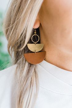 Diy Leather Earrings, Earrings Polymer, Wood Jewelry, Brass Accents, Bohemian Earrings, Leather Diy, Geometric Earrings, Circle Earrings, White Tee