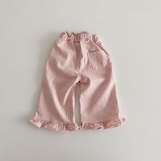 ハートのボタンとフレアシルエット 裾のフリルがキュートなボトムス👖 シンプルなワンカラーなので 色々なデザインのトップスと合わせられます‪💞 « color » pink / white « size » 80 / 90 / 100 / 110 / 120 / 130 ▽こちらの商品は【予約商品】の為15~21営業日での発送目安となります。 ▽発送状況により、お日にちが前後する可能性がございます。 ▽発送が完了しましたらショップのご登録メールアドレスに発送通知メールが送信されますので、そちらからご確認下さい。 ━━━━━━━━━━━━━━━━━━━━━ 必ずサイト内の【NOTICE】ページにある「当ショップの注意事項」をよく読んでから、ご購入をお願い致します。 ※お取り寄せ状況によっては、在庫を確保できないばあいぎございますので予めご了承くださいませ。 ━━━━━━━━━━━━━━━━━━━━━ KOHANA.SHOP公式Instagramはこちら Casual Cotton Bottoms With Flared Hem, Cute Pink Pants For Spring, Trendy Cotton Bottoms With Flared Hem, Cute Wide Leg Spring Bottoms, Cute Pink Cotton Pants, Cute Ruffled Cotton Bottoms, Cute Pink Spring Bottoms, Cute Pink Bottoms With Pockets, Cute Pink Pants With Pockets