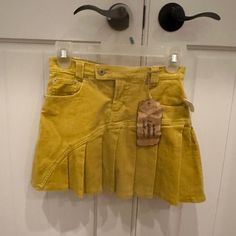 Yelllow Corduroy Mini Skirt. Cutest Skirt Ever. Never Worn. Courdory Skirt, Yellow Skirt Outfit, Yellow Leather Skirt, Yellow Denim Skirt, Yellow Skirt Outfits, Pleated School Skirt, Tropical Skirt, Twirly Skirt, Streetwear Inspo