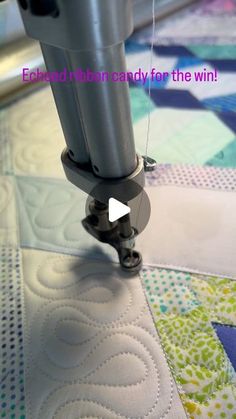 a video demonstrating how to sew on a quilt with the help of a sewing machine