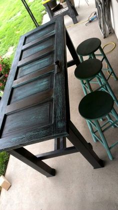 an image of a table and chairs on the ground with caption that reads guarar