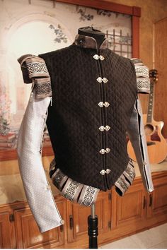 Men's Cavalier Renaissance Elizabethan Doublet with by fairefinery - Madrigals costume Elizabethan Clothing, Mens Garb, Elizabethan Costume, Elizabethan Fashion, Fest Outfits, Period Costumes, Historical Costume