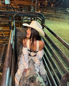 Grunge Country Aesthetic, Emo Cowgirl, Cowboy Boots Women Outfits, Countryside Aesthetic, Miley Stewart, Summer Energy, Cowboy Romance, Country Aesthetic, Western Life