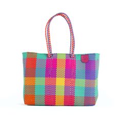 ¡Presentamos nuestra Super Tote, la bolsa de playa perfecta para tus días soleados junto al mar! Hecha a mano por artesanos en Oaxaca, MX con plástico 100% reciclado, esta tote tejida es la compañera ideal para guardar todos tus imprescindibles playeros en un diseño flexible y a prueba de agua.
Su interior espacioso y sus asas de hombro te permiten llevar todo lo que necesitas, desde toallas y libros hasta snacks y bloqueadores solares. Esta Super Tote es del tamaño y estilo perfectos para adaptarse a tus vacaciones en la playa, asegurando que tengas todo lo que necesitas a tu alcance.
Fabricada con materiales de alta calidad y abastecidos éticamente, esta bolsa no solo es funcional sino también respetuosa con el medio ambiente.
¡Obtén un Pompon GRATIS con tu compra (sujeto a disponibilid Everyday Multicolor Packable Bags, Multicolor Tote Weekender Bag For Vacation, Casual Multicolor Weekender Bag For Vacation, Multicolor Beach Bag With Braided Handles For Travel, Modern Handwoven Bags For Vacation, Modern Handwoven Bags For Summer, Modern Handwoven Summer Bag, Summer Beach Bag With Reinforced Handles For Shopping, Multicolor Beach Bag With Braided Handles For Everyday