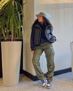 Cargo Pants Spring Outfit, Plus Size Baddie Outfits, Drip Drip, Fall Attire, Winter Fashion Outfits Casual, Tomboy Outfits, Streetwear Fashion Women, Casual Chic Outfit, Tomboy Fashion