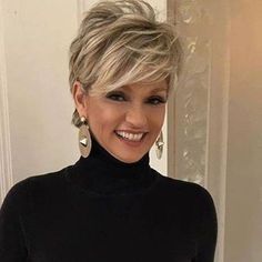 It's a little too short for me but love the cut and the color Textured Pixie, Longer Pixie Haircut, Long Pixie Hairstyles, Bronde Balayage, Haircut For Older Women, Penteado Cabelo Curto, Short Pixie Haircuts, Trendy Hair, Short Hairstyle