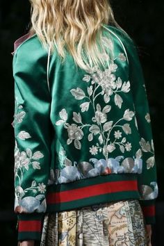 Blog De repente Tamy - Blog De repente Tamy Elegant Outerwear, Dope Jackets, Sukajan Jacket, Gucci Spring, Olsen Twins, Sienna Miller, King Louie, 2016 Fashion, Mode Inspiration