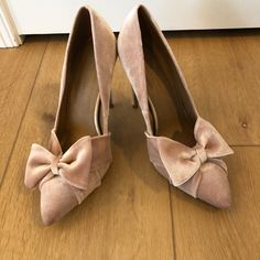 Nwot Blush Velvety Bow Heels, Uk Size 7, I Wear A 9 And These Fit Me Blush Pointed Toe Heels With 4-inch Heel, Chic Blush Heels With Pointed Toe, Pink Suede Heels With Pointed Toe, Chic Closed Toe Heels In Blush, Chic Closed Toe Blush Heels, Chic Blush Closed Toe Heels, Chic Blush High Heel Shoes, Chic Blush Round Toe Heels, Feminine Blush Closed Toe Heels