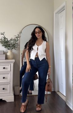 Casual Appropriate Outfits, Birthday Dinner Casual Outfit, Steak 48 Outfits, Easy Minimalist Outfits, Romantic Body Shape Outfits, Simple Timeless Outfits, Capitol Hill Outfit, Chic Church Outfits Classy, Shoulder Less Top Outfit