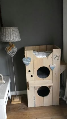 a cat house made out of wooden pallets and some kind of stuff on the floor