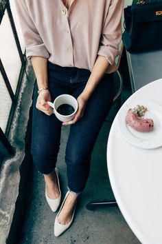 skinny jeans, pointy shoes, and a loose, tucked silk blouse. loving the dusty rose colour of the blouse, and the fact that it doesn't have pockets Comfy Work Outfit, Pointy Shoes, Paris Mode, Casual Styles, A Cup Of Coffee, Inspired Outfits