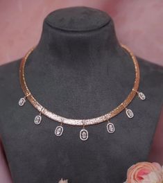 Diamond Hasli Necklace, Neck Sets Jewellery, Antique Necklaces Design, Diamond Pendants Designs, Modern Gold Jewelry, Jewelry Set Design, Diamond Necklace Designs, Gold Necklace Indian Bridal Jewelry, Antique Bridal Jewelry