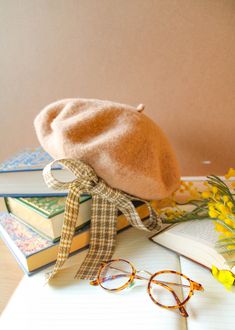 Brown wool beret for women decorated with its Prince of Wales bow in a dark academia spirit. We love the English side of the Jane beret. Inspired by the dark academia aesthetic (like most of our accessories), it features a hand-sewn tweed bow. We looooove its Prince of Wales print in vintage colors. Sober, elegant, it matches everything: whether it's a retro sweater or a dress in light shades, more light academia. Enough to bring a romantic side to your hair and all your outfits. Pssst! And you Light Academia Accessories, Trendy Brown Winter Beret, Casual Brown Winter Beret, Casual Brown Brimmed Beret, Light Academia Cottagecore, Brown Vintage Winter Beret, Plaid Beret, Winter Beret, Academia Light