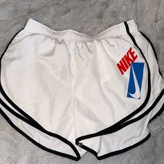 Never Worn White Stretch Bottoms With Letter Print, White Sporty Shorts For Spring, White Athleisure Shorts For Spring, White Sports Bottoms With Letter Print, White Athletic Shorts With Letter Print For Summer, Sports Bottoms With White Letter Print, White Athleisure Shorts With Letter Print, White Letter Print Athleisure Shorts, Retro White Bottoms For Summer