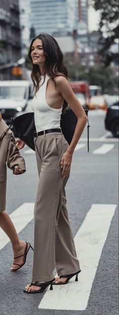 Italian Chic Fashion, Summer In Paris Outfit Parisian Chic, Paris Summer Outfits Parisian Chic, Summer Street Style 2024, City Chic Fashion, Paris Summer Outfits, Contrast Outfit, Chic French Style, Trendy Outfit Ideas