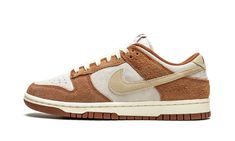 The Nike Dunk Low PRM “Medium Curry” dressed the former performance basketball and current lifestyle shoe in an autumnal colorway.  One of the many strengths of the Dunk is its ability to combine different colors and textures together in an appealing way, and the “Medium Curry” is no exception to the sentiment.  Hairy brown suede panels on the forefoot, eyelets, collar, and heel stand out against the white leather base.  A shade of cream called “Fossil” is applied to the suede Swoosh and the hee Doudoune The North Face, Curry Shoes, Adidas Sl 72, Nike X Travis Scott, Dr Shoes, Adidas Spezial, Dunks Nike, Nike Brand, Nike Dunk High