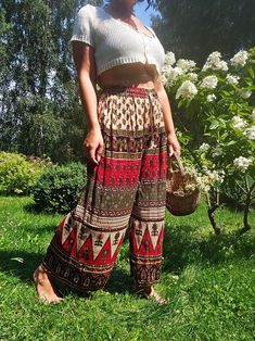 90s retro eclectic folk wide leg summer palazzo pants Soft and comfortable, nice trousers for this season! High waist, elastic waist. Pants are in great vintage condition. SIZE. Model usually wears UK 10-12 / S-M / US 6-8 (165 height), item size could fit UK 10 / S / US 6. Please, see the measurements before buying. MEASUREMENTS. Waist - 72 cm (elastic wais), hips - 136 cm, inside leg length - 65 cm. Item is from 100% rayon. Care as cottons. Color may differ slightly depending on the color calib Retro Eclectic, Ankle Trousers, 90s Retro, Pantalon Large, Crop Pants, Colorful Abstract, Palazzo Pants, Abstract Print, Cropped Pants