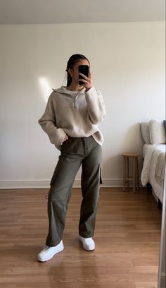 Cargo Pants Outfit Fall, Cargo Pants Outfit Winter, Cargo Outfits Women, Green Cargo Pants Outfit, Cargo Outfit, Cargo Pants Outfit Women, Cargo Pants Outfits, Pants Outfit Fall, Winter Pants Outfit