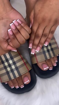 jolie, épurer Holiday Nails And Toes Summer, Summer Nails On Black Women, African Acrylic Nails, French Tip Nails And Toes Black Women, Simple Nails No Design, Nails Inspo Black Women, Toes And Nails Set, Summer Nail Inspo 2024 Simple, Plan Nails