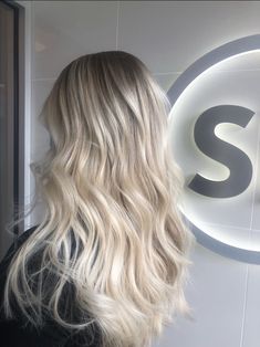 Bright Blonde Smudge Root, Shadow Root Vs Balayage, Full Foil Highlights Blonde With Shadow Root, Cream Blonde Hair Balayage Dark Roots, Beige Blonde With Shadow Root, White Blonde With Shadow Root, Blonde Hair Root Shadow, Blonde Balayage Cool Tone, Blonde Hair With Root Shadow