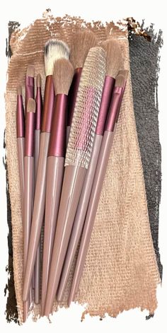 This is a thirteen piece set of artist make-up brushes. Each brush measures up to 7 inches. Brand new, a matching pouch is included. Beauty Make-up, Make Up Brushes, Makeup Tools Brushes, Makeup Tools, Makeup Cosmetics, Makeup Brushes, Beauty Book, Beauty Makeup, Make Up