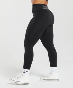 FLEX 
Flex ist der Allercoolste der coolen Styles für alle Gymshark OGs. Der superweiche Seamless-Stoff und der schmeichelhafte Bund (jup, ganz zu schweigen von der figurbetonenden Farbgebung) helfen dir, Set für Set und Rep für Rep dein Bestes zu geben. 
• Figurbetonende Farbgebung
• Schweißabweisende Technologie, die dich beim Training kühl und trocken hält
• Weicher, stützender Seamless-Stoff 
GRÖSSE & PASSFORM
• Hohe Taille
• Das Model ist 1.60 m groß und trägt Größe S 
MATERIAL & PFLEGE
• 57 % Nylon, 36 % Polyester, 7 % Elastan
• 93 % Nylon, 7 % Elastan [nur schwarze Styles] 
Artikelnummer: B1A2Q-BBBB High Stretch Black Yoga Pants For Streetwear, High Stretch Breathable Bottoms For Streetwear, Breathable High Stretch Bottoms For Streetwear, Casual Black Tights For Training, Casual Black Breathable Tights, Breathable Compressive Bottoms For Streetwear, Black Athletic Fit Breathable Yoga Pants, Stretch Squat Proof Activewear For Streetwear, Squat Proof Stretch Activewear For Streetwear