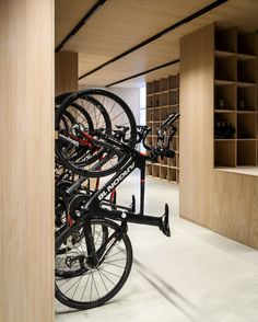 there are many bikes that are on the rack in this room and it is very neat