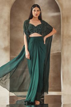 Seema Thukral, Indian Outfits Modern, डिजाइनर कपड़े, Emerald Green Blouse, Mehendi Outfit, Mehendi Outfits, Lehenga Designs Simple